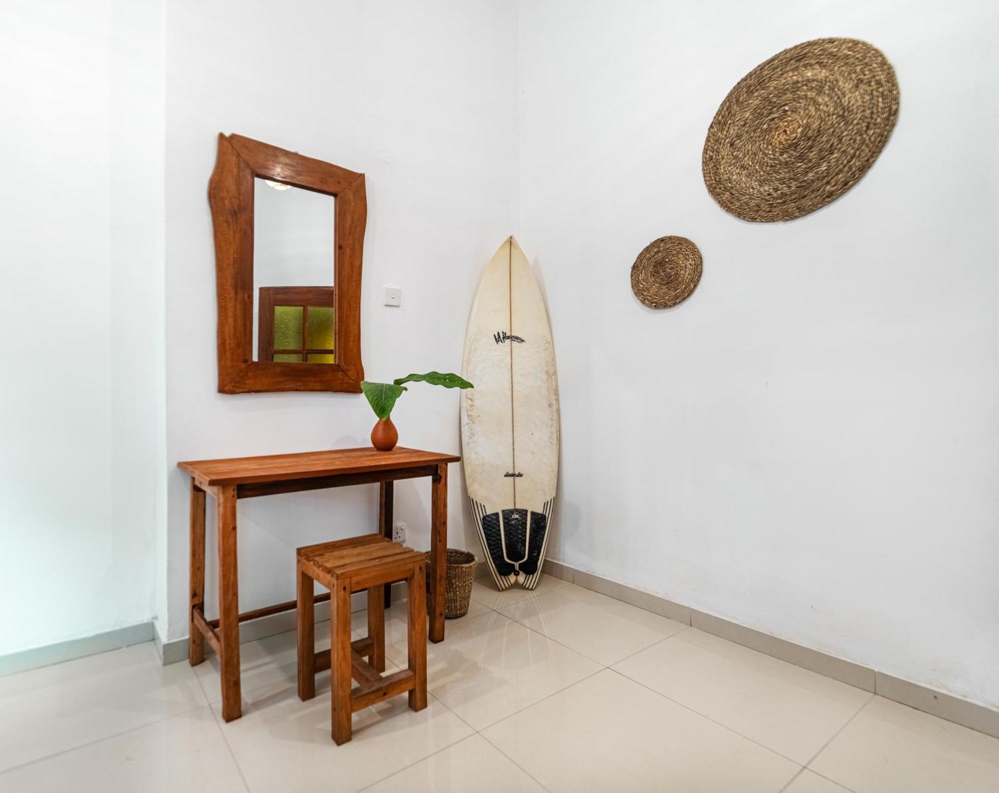 Drifter - Rooms & Food Midigama East Esterno foto